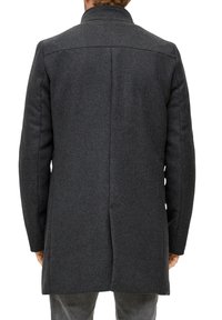 Cappotto grigio in misto lana con taglio dritto, colletto rialzato e senza abbellimenti visibili, che mostra un design semplice e minimalista.