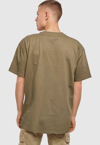 Oliven grøn bomuld t-shirt med korte ærmer, rund hals og afslappet pasform. Glat tekstur, ensfarvet, ingen mønstre eller accenter.