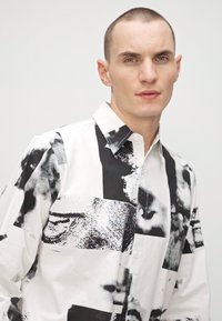 Kidsuper COLLAGE FACES BUTTON UP  - Camicia - white