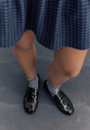 PULL&BEAR FLAT LOAFERS - Loaferit/pistokkaat - black