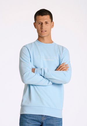 Ljusblå sweatshirt med ribbad halsringning och muddar, som har "COPENHAGEN LINDBERGH" i relieferad text på framsidan. Avslappnad passform.