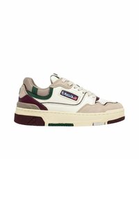 Sneaker low-top con una combinazione di camoscio beige e pelle bianca. Presenta accenti verdi e borgogna, suola testurizzata e patch del marchio.