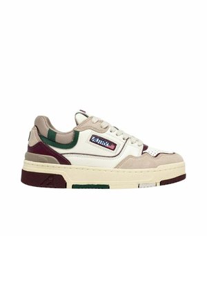 Sneaker low-top con una combinazione di camoscio beige e pelle bianca. Presenta accenti verdi e borgogna, suola testurizzata e patch del marchio.