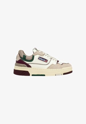 Sneaker low-top con una combinazione di camoscio beige e pelle bianca. Presenta accenti verdi e borgogna, suola testurizzata e patch del marchio.
