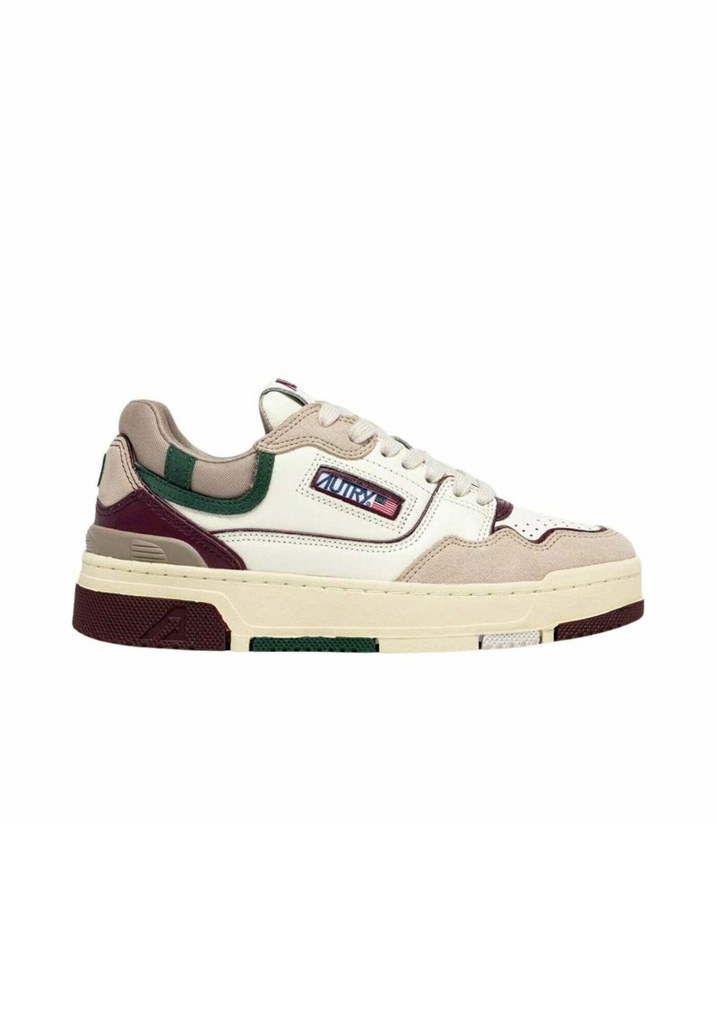 Sneaker low-top con una combinazione di camoscio beige e pelle bianca. Presenta accenti verdi e borgogna, suola testurizzata e patch del marchio.