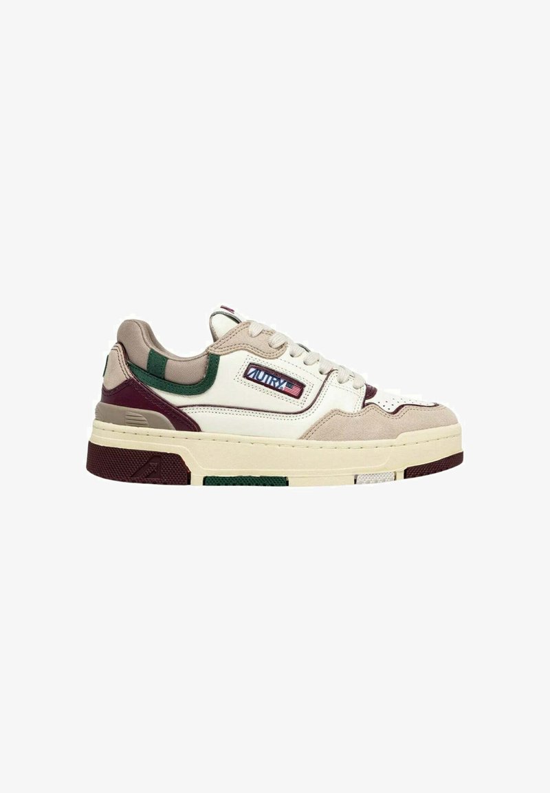 Sneaker low-top con una combinazione di camoscio beige e pelle bianca. Presenta accenti verdi e borgogna, suola testurizzata e patch del marchio.