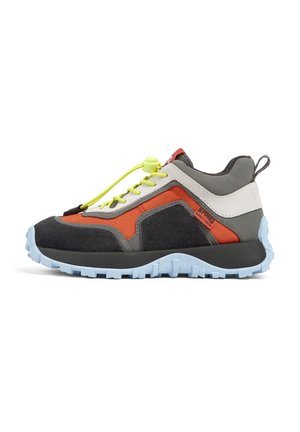 Chaussures de sport comprenant un mélange de matériaux gris, orange et noir, avec une tige texturée, des lacets jaunes vifs et une semelle robuste bleu clair.