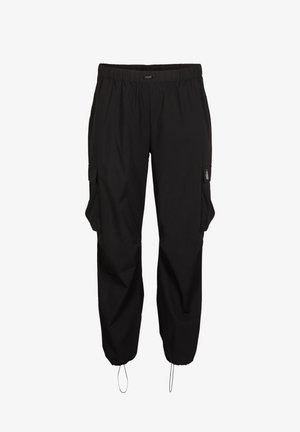 Zwarte cargobroek met elastische tailleband, twee zijzakken, verstelbare manchetten met trekkoorden en een gladde, lichte stoftextuur.