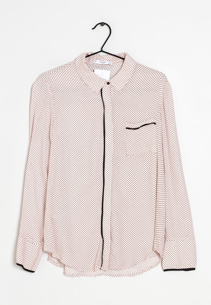 Camisa de manga larga con botones en tela rosa claro con lunares negros, detalles en negro, un cuello y un bolsillo único en el lado izquierdo.