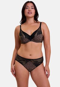 Ensemble en dentelle noire comprenant un soutien-gorge et une culotte, mettant en avant un motif léopard, des panneaux en mesh et un liseré noir contrastant. Texture douce avec des accents floraux.
