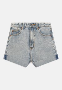 Shorts de mezclilla en azul claro, con una cintura alta, dobladillo enrollado, bolsillos frontales y detalles de costura distintivos.