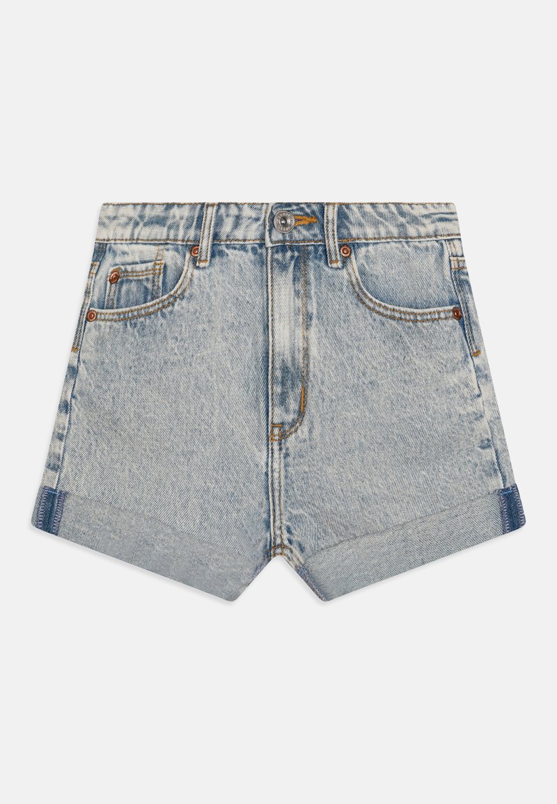 Shorts de mezclilla en azul claro, con una cintura alta, dobladillo enrollado, bolsillos frontales y detalles de costura distintivos.