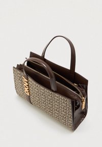 Kis, téglalap alakú, barna kézitáska monogramos mintával, dupla felső fogantyúkkal, arany cipzárral és DKNY logóval ellátott charm-mal az oldalon.