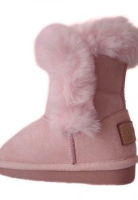 Botín de tobillo de ante rosa con un puño de piel sintética y suela a juego. Presenta una costura y una pequeña etiqueta de la marca en el lateral.
