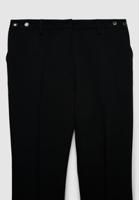 Schwarze Hose mit geradem Schnitt, glatter Textur, zwei Metallknöpfen am Bund und seitlichen Taschen.