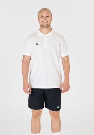 Hvid polo t-shirt med korte ærmer, tre-knaps lukning og sort "FZ" logo. Sættes sammen med sorte shorts, der har et lignende logo.