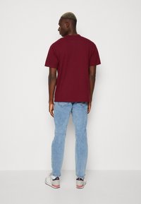 Nike Sportswear TEE - T-shirt básica - dark beetroot