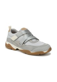 Scarpa da ginnastica grigia realizzata in materiali scamosciati e in rete, con cinturini argento, suola ammortizzata e suola in gomma marrone.