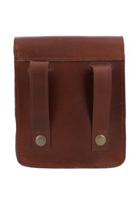 Pochette in pelle marrone con una patta e due cinghie verticali. Presenta hardware in ottone e bordi cuciti per una maggiore durata. Texture liscia.