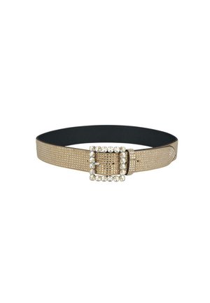 Cinturón de malla beige con un lado negro, con una hebilla cuadrada adornada con piedras de strass transparentes alrededor de su borde.