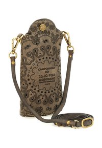 Borsa a tracolla in pelle marrone con intricati motivi paisley neri, accessori in oro e testo impresso che include "Campomaggi" e "Teodorano 25.02.1961".