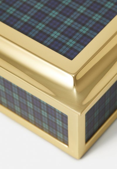 Scatola rettangolare color oro con un design a quadri blu e verde sulla parte superiore e sui lati. Bordo metallico liscio, finitura lucida e linee pulite.