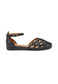 Zapato plano de cuero negro con diseño recortado, correa de tobillo con hebilla y plantilla marrón. Presenta un perfil bajo y una forma minimalista.