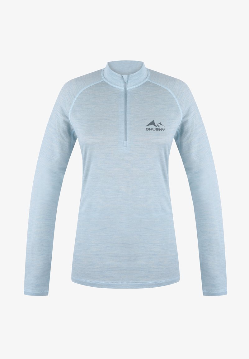 Světle modrý pulovr s dlouhým rukávem a čtvrtinovým zipem. Má hladkou texturu a malé logo hory na levé části hrudi.