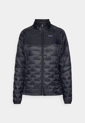 Crna pufasta jakna s patentnim zatvaračem sprijeda, s kutnim šavovima, visokim ovratnikom i elastičnim manžetama. Lagani, sjajni materijal, logo brenda na prsima.