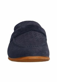 Navyblaue Mokassinschuhe mit strukturiertem Obermaterial, weichem Stoff und flexibler, beige Gummisohle. Enthält ein überkreuztes Banddetail.