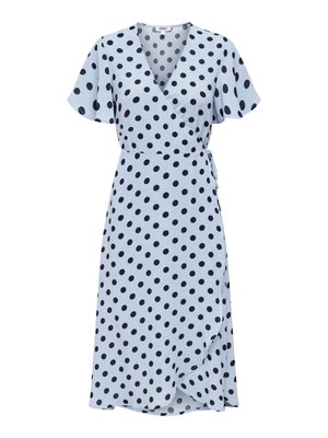 Lyseblå slå-om-kjole med sorte polkaprikker, korte flagrende ærmer, V-udskæring og bindebånd i siden ved taljen.