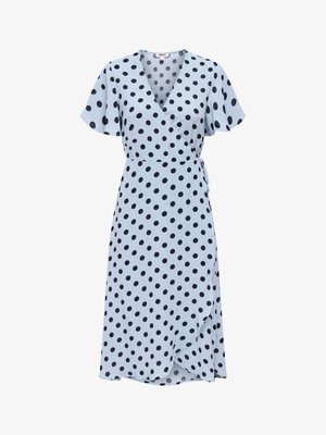 Lyseblå slå-om-kjole med sorte polkaprikker, korte flagrende ærmer, V-udskæring og bindebånd i siden ved taljen.