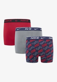 Trei perechi de boxeri pentru bărbați Nike: roșu, gri și bleumarin, cu un model repetat al logo-ului Nike; fabricați dintr-un material moale și elastic.