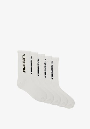 Białe bawełniane skarpetki typu crew w opakowaniu pięciu sztuk, z prążkowaną teksturą i czarnym napisem "KUBOTA" wydrukowanym z boku.