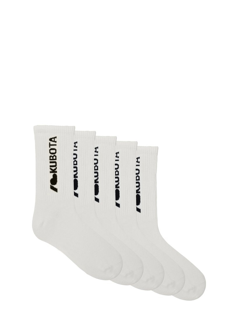 Białe bawełniane skarpetki typu crew w opakowaniu pięciu sztuk, z prążkowaną teksturą i czarnym napisem "KUBOTA" wydrukowanym z boku.
