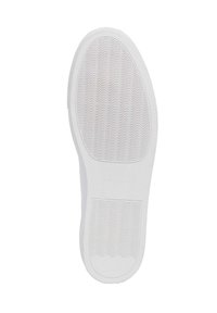Semelle en caoutchouc blanche avec un motif texturé ondulé, bout rond et marquage subtil dans la zone du talon. Finition lisse sur l'ensemble.