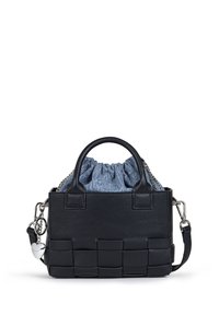 Borsa in pelle nera con una trama intrecciata, dotata di una parte superiore in tessuto blu con cordino, manici corti, una tracolla rimovibile e un ciondolo a forma di cuore argentato.