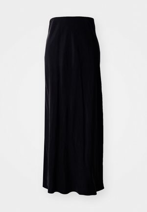 Jupe maxi noire en tissu doux ; présente une silhouette droite, une texture lisse et un ourlet légèrement évasé.