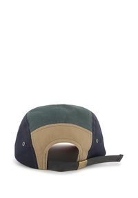 Cappello a cinque pannelli in tela navy, verde e beige. Presenta una tracolla regolabile, occhielli in metallo e un visiera piatta per un design casual.