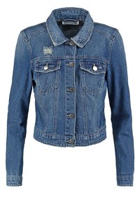 Modrá džínová bunda s dlouhými rukávy, zapínání na knoflíky vpředu, dvě náprsní kapsy na knoflíky a malá odřená nášivka na levé náprsní kapse.