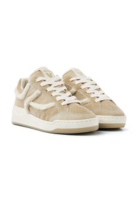 Beige Wildlederschuhe mit creme-farbenen, pelzigen Akzenten und weißen Schnürsenkeln. Runde Zehenpartie, gepolsterte Sohle und dezente Nähedetails.