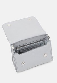 Portafoglio in pelle grigia chiara con finitura testurizzata, dotato di chiusura a scatto, scomparto con zip e slot per carte all'interno.