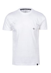 Weißes Baumwoll-T-Shirt mit Rundhalsausschnitt und kurzen Ärmeln. Verfügt über ein kleines schwarzes Logo auf der linken Brust. Einfaches und klassisches Design.