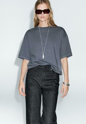 HIGH-WAIST WITH FRAYED HEMS  - Straight leg jeans - royal blue