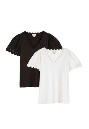 Deux T-shirts à manches courtes, un noir et un blanc, avec un col en forme de vagues et des bords des manches découpés. Matière douce et légère.