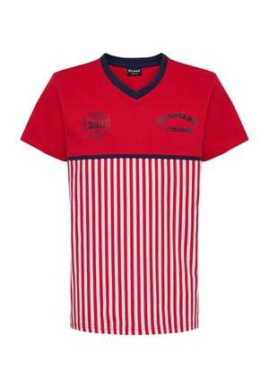 Czerwono-biała, pionowo paskowana, krótko rękawowa sportowa koszulka z granatowym dekoltem w serek oraz logo Danmark i hummel na piersi.