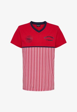 Rød- og hvidstribet sportsskjorte med korte ærmer, navy V-hals og Danmark- og hummel-logoer på brystet.