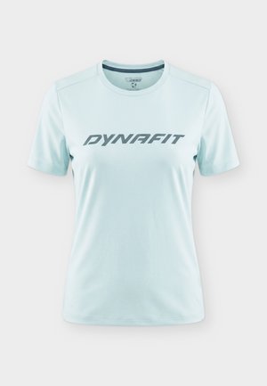 Hellblaues kurzärmeliges Sport-T-Shirt mit Rundhalsausschnitt und auffälligem "DYNAFIT"-Logo in dunkelgrauen Buchstaben quer über der Brust.