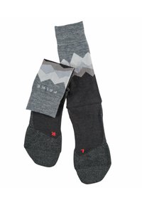 Calcetines grises con un patrón de montañas en tonalidades de gris y blanco. Punta y talón reforzados en gris oscuro, con un acento de logo rojo.