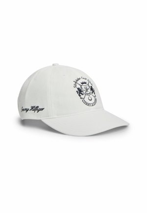 Weißes Baseballcap mit gesticktem "Stubblelake Golf Club" Wappen und "Tommy Hilfiger" Schriftzug auf der Vorder- und Seitenfläche.